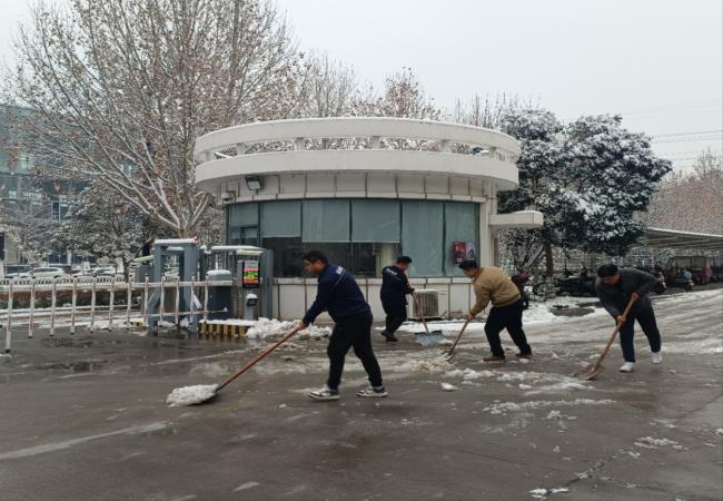 掃雪除冰我先行，冰雪更映黨旗紅